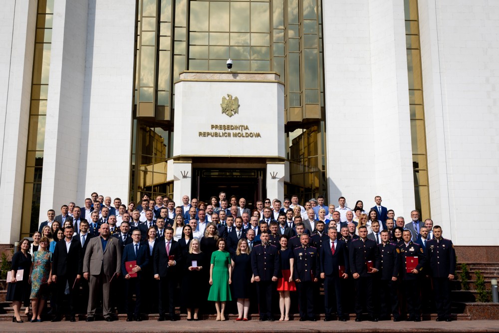 Maia Sandu a înmânat distincții și diplome celor care au contribuit la succesul summitului Comunității Politice Europene